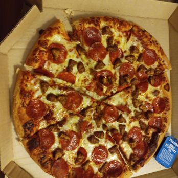 Pizza Hut - Pizza - Pizza Near Me - Lake Delton, Wisconsin