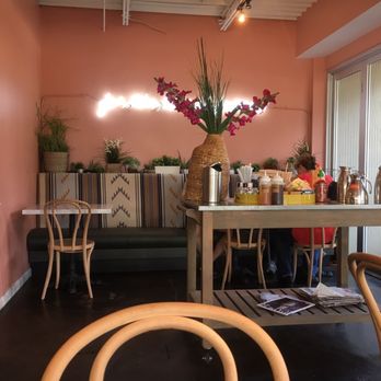 Bebidas - Great atmosphere with insta worthy booth - Coffee & Tea Near Me - Houston, Texas