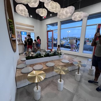 Möge Tee - Winter Garden - Front Seating area - Bubble Tea Near Me - Winter Garden, Florida