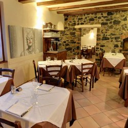 Vecchi Ricordi Da Gimbo di Acerbis G.B. e C. S.n.c. - Foto di una sala interna. Pulita e ben arredata