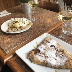 Queen's Café - Yummy crepes with wine