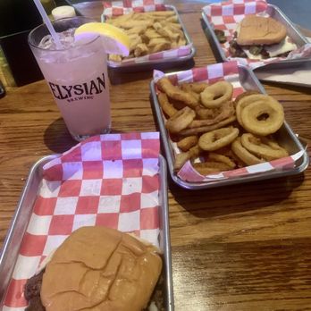 CLEDIS BURGERS & BEER - BELLEVUE - Updated July 2026 - 94 Photos & 65 ...