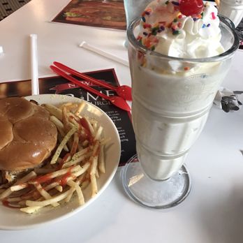 Steak ’n Shake - I ordered the Royal burger and a birthday cake Shake - Fast Food Near Me - Davie, Florida