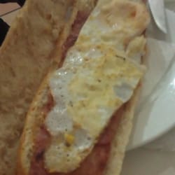 Ximo's - Bocadillo de sobrasada, huevo, queso y bacon (todo light...)