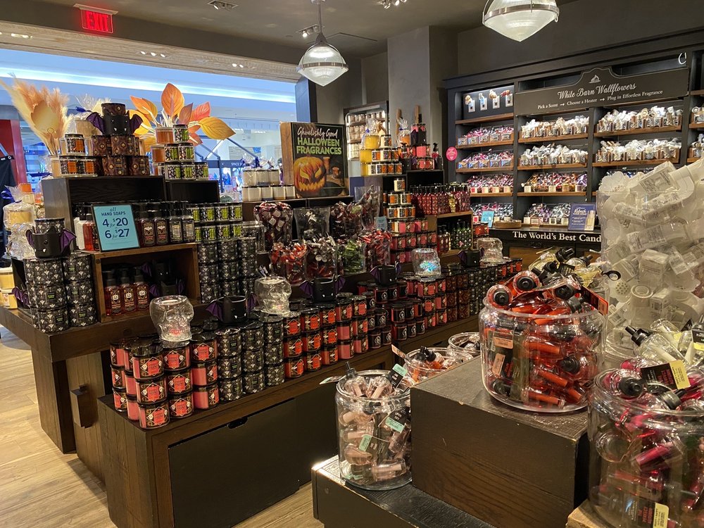 BATH & BODY WORKS 1 Garden State Plz, Paramus, New Jersey Cosmetics