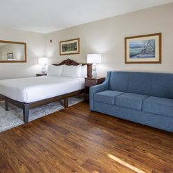 Music Road Resort Inn - Music Road Resort Inn - Deluxe King with Sleeper Sofa