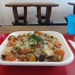 L'Esprit Tchaï - Plat du jour: courgette, carotte, goji, graines de moutarde, tofu, épinard, soja artisanal, potiron, brocoli, chou, haricot vert, riz. Miam