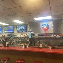 All American Diner - Slim crowd on a Monday Evening. Looking forward to a good meal.