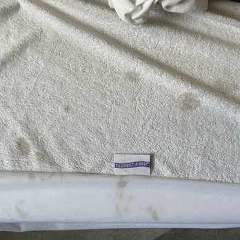 Summit View Inn - Stains on the bed sheets. - Hotels Near Me - Mount Shasta, California
