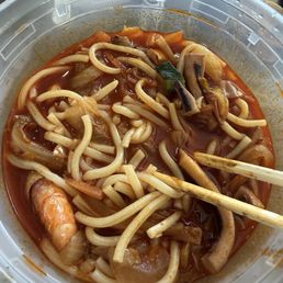 Tons of squid, clams mussels in the jjamppong! Delicious! Tons of squid, clams mussels in the jjamppong! Delicious!