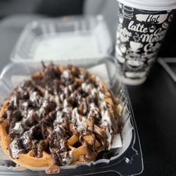 Blu Bee cafe - Peppermint Mocha Latte and Oreo waffle
