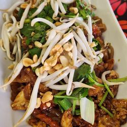 The ChatRoom Restaurant - Chicken Pad Thai