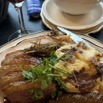 Les Antiquaires - Sliced roasted duck in a reduction sauce was so delicious! - Bistros Near Me - Paris, 75