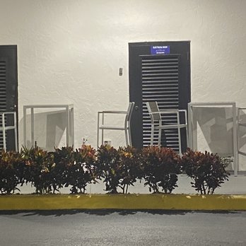 Raw Jūce - Glades - Outside seating - Juice Bars & Smoothies Near Me - Boca Raton, Florida