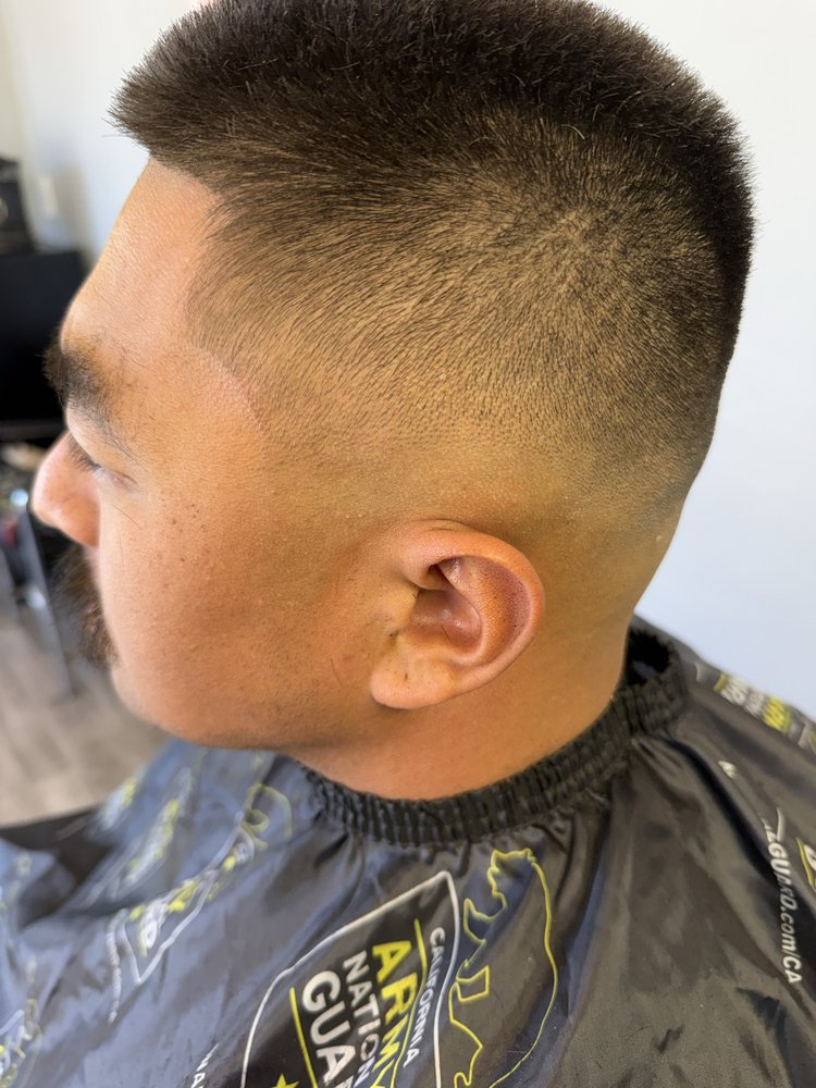 Red's Barbering Logo