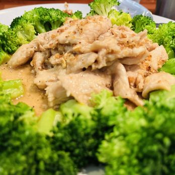 Thai Arroy - Garlic Pepper Chicken - Thai Near Me - Virginia Beach, Virginia