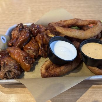 Buffalo Wild Wings - American Near Me - Westerville, Ohio