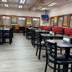 Charlie's Chicken - Seating inside