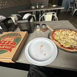 Mizzy’s Pizza - Pizza & Seating area