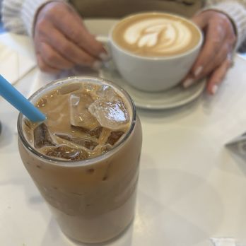 Della Coffee - Iced caramel latte and hot vanilla latte - Coffee & Tea Near Me - Houston, Texas