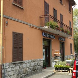 Consorzio Agrario Lombardo - Da fuori è una normale entrata. Dentro è decisamente carino!
