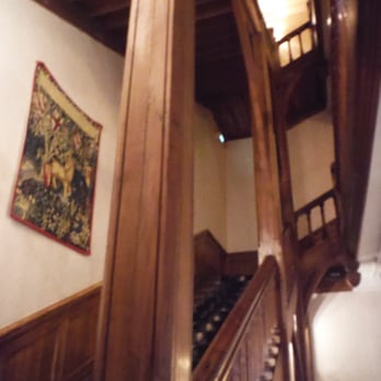 Hôtel de la Cité - Wonderful creaky wooden stairwell (lifts were available) - Hotels Near Me - Carcassonne, 11