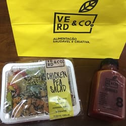 Verd & Co - Salada quente e suco prensado a frio. na correria levei meu almoço para casa...