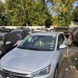 Fred Loya Insurance - El carro por fuera está en perfecto estado no se por qué no me lo están reteniendo cuando ya se los pedí que me lo entregue