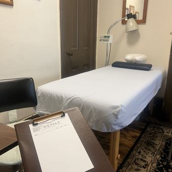 Zhoulin Clinic - Exam room - Acupuncture Near Me - Washington, DC, District of Columbia Zhoulin Clinic - Exam room - Acupuncture Near Me - Washington, DC, District of Columbia