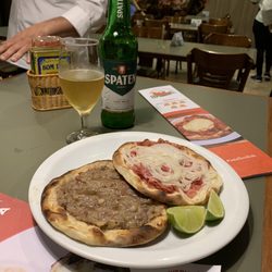 Barakiah - Esfiha de carne e calabresa c cebola. Adoro a de calabresa com catupiry tb!!