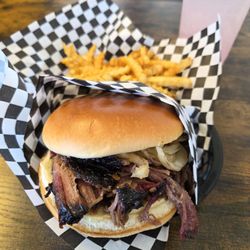 BBQ Express - Brisket sandwich with seasoned fries