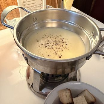 Le Swan - Cheese fondue - French Near Me - Toronto, Ontario Le Swan - Cheese fondue - French Near Me - Toronto, Ontario