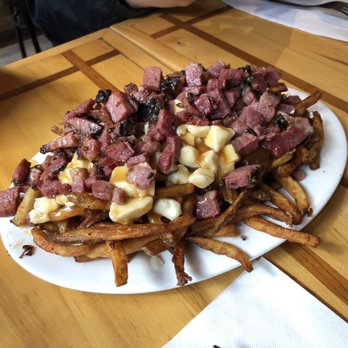 Le Snack - Poutine Le Fontaine - Breakfast & Brunch Near Me - Sherbrooke, Quebec