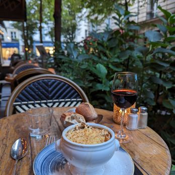 Le Trésor - French onion soup and a glass of red - Auvergnat Near Me - Paris, 75 Le Trésor - French onion soup and a glass of red - Auvergnat Near Me - Paris, 75