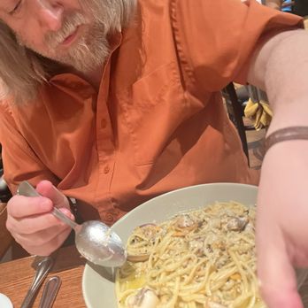 Divina Cucina - Digging into Linguine Vongole - Italian Near Me - Montrose, California Divina Cucina - Digging into Linguine Vongole - Italian Near Me - Montrose, California