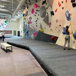 Altitude Gym - Looking across from the bar