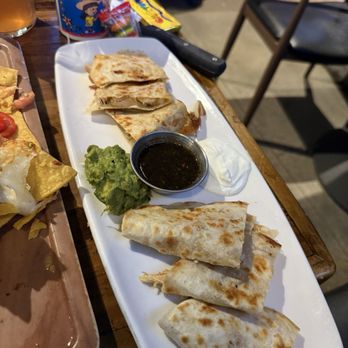 Finney's Crafthouse - Stevenson Ranch - Chicken quesadilla - New American Near Me - Stevenson Ranch, California
