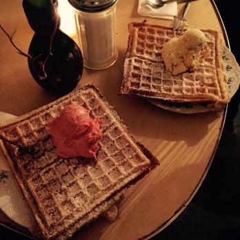 Kauf Dich Glücklich Café - Waffeln mit Erdbeer- und Vanilleeis. - Cafes Near Me - Berlin, BE