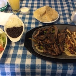 Azul Billiards & Sports Bar - Chicken and steak fajitas