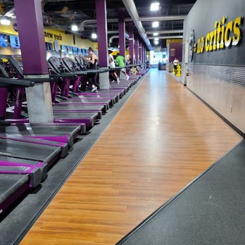 Planet Fitness - Long row of empty treadmills - Gyms Near Me - Albany, New York Planet Fitness - Long row of empty treadmills - Gyms Near Me - Albany, New York