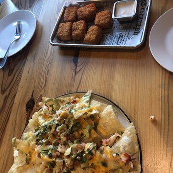 GroundLevel 105 - 105 Lobster Nachos and Macaroni & Cheese Nips (Vegetarian) - Wine Bars Near Me - Lombard, Illinois