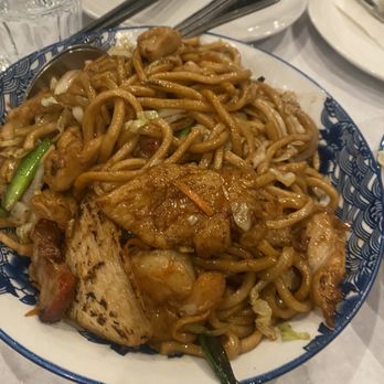 5 Spiced Kitchen - Chicken Chow Mein - Cocktail Bars Near Me - Oakland, California