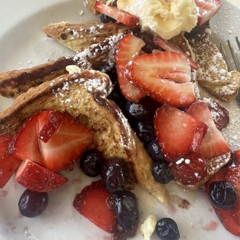 Seaplane Diner - French toast , blueberries and strawberries - Diners Near Me - Providence, Rhode Island