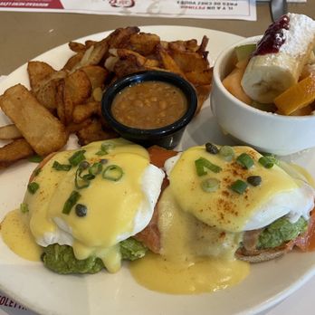 Petinos - Benedictine avec avocat et saumon - Breakfast & Brunch Near Me - Lasalle, Quebec