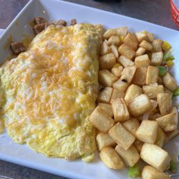 Sausage and cheese omelette with (frozen) country potatoes Sausage and cheese omelette with (frozen) country potatoes