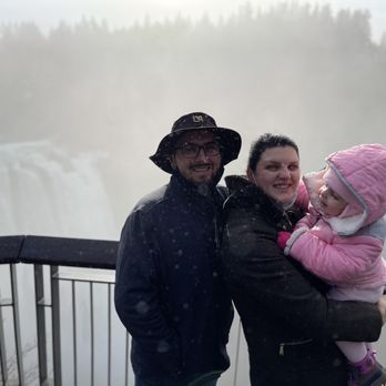 Snoqualmie Falls - North lookout with the wife and child looking over the falls - Parks Near Me - Snoqualmie, Washington Snoqualmie Falls - North lookout with the wife and child looking over the falls - Parks Near Me - Snoqualmie, Washington