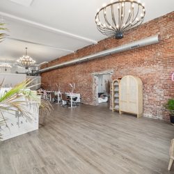 Maniküre - Front of nail salon