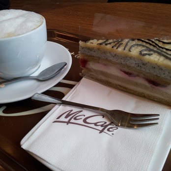 McDonald's - Cappuccino und Himbeerschnitte. Immer wieder faszinierend wie sich Dinge von der Vitrine bis zum Teller verändern können. - Burgers Near Me - Vienna, 9