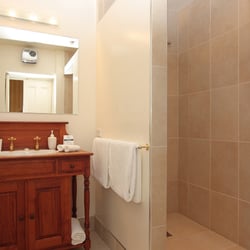 Eliza's Manor Boutique Hotel - Ensuite bathroom with large walk-in shower