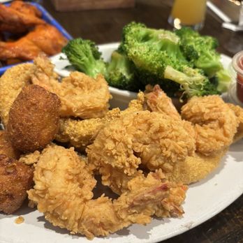 Willie's Restaurant and Bar - Shrimp and fish entree with broccoli - New American Near Me - Baton Rouge, Louisiana